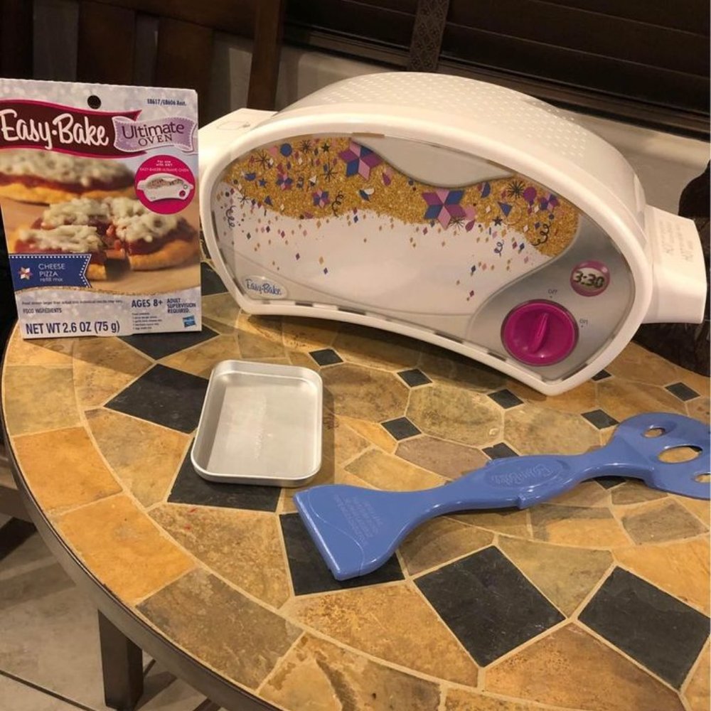 Hasbro Easy Bake Ultimate Oven - Baking Star Edition